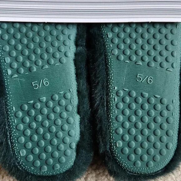 Serra green faux fur slipper slides new size 5/6 - Picture 5 of 5